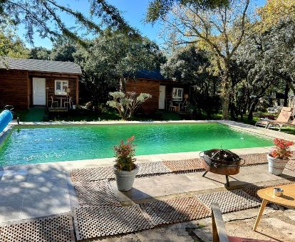 Alojamiento en plena naturaleza con preciosas cabañas de madera y piscina exterior.