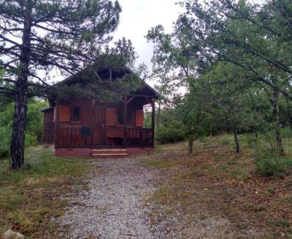 Foto de una de las acogedoras cabañas rodeadas de naturaleza.