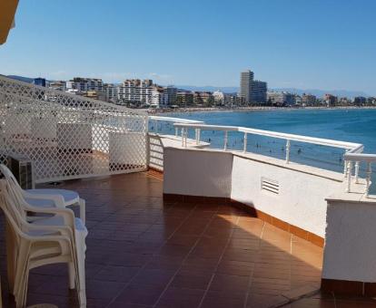 Foto de las instalaciones de este hotel con vistas al mar.