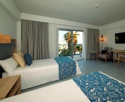 Foto de las instalaciones de este hotel con vistas al mar.