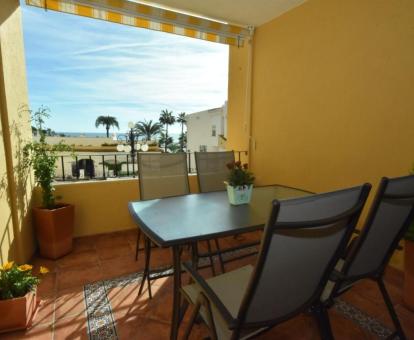 Foto del balcón amueblado con vistas al mar de este apartamento.