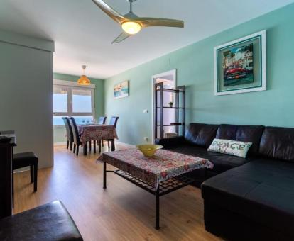 Foto del salón-comedor con vistas al mar de este apartamento.