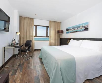 Foto de una de las habitaciones con vistas al mar de este hotel.