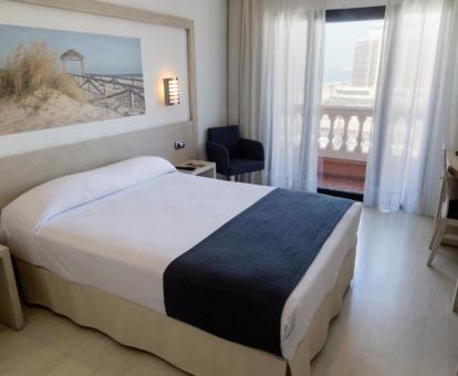 Foto de una de las habitaciones con vistas al mar del hotel.
