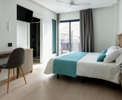 Una de las modernas habitaciones con balcón amueblado del hotel.