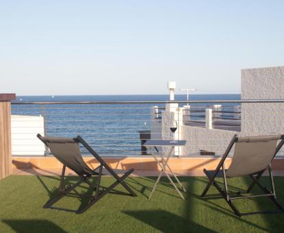 Foto de las instalaciones de este hotel con vistas al mar.
