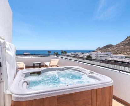 Precioso jacuzzi exterior de la habitación doble deluxe del hotel.