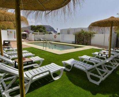 Foto de la piscina al aire libre disponible todo el año de este alojamiento.