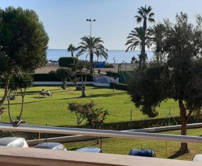 Foto de las vistas al mar desde el balcón de este apartamento.