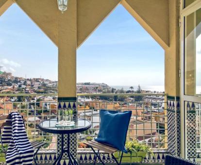 Foto del balcón amueblado con vistas al mar ya los alrededores de este apartamento.