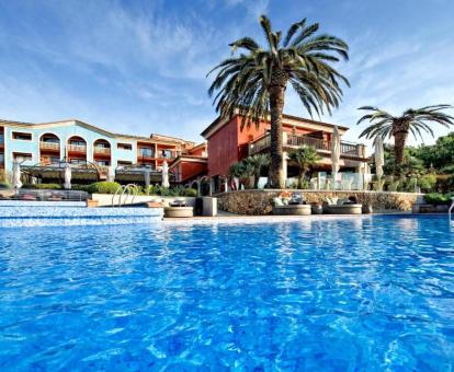 Foto de la amplia piscina al aire libre del hotel disponible durante todo el año.