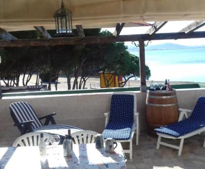 Foto de la gran terraza con vistas al mar, barbacoa, mobiliario exterior de este apartamento.