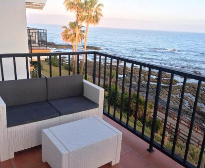 Foto de las vistas al mar desde la terraza amueblada de este apartamento.