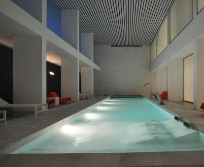 Foto de la piscina de hidroterapia del centro de bienestar.