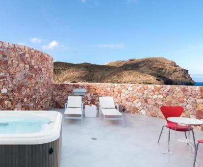 Foto de la Suite junior con terraza con vistas al mar y bañera de hidromasajes.