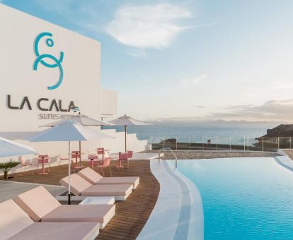 Terraza solarium con piscina y vistas al mar de este maravilloso hotel romántico solo para adultos.