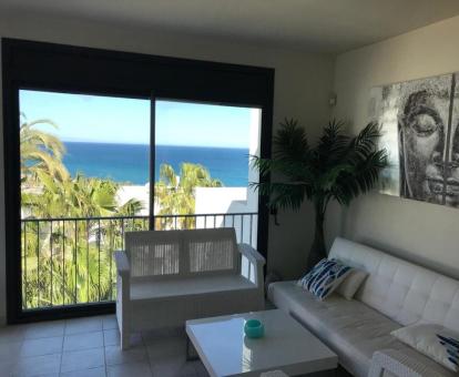 Foto de las instalaciones de este hotel con vistas al mar.