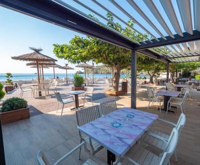 Foto de las instalaciones de este hotel con vistas al mar.