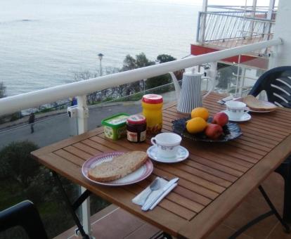 Foto de las instalaciones de este hotel con vistas al mar.