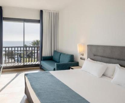 Foto de una de las habitaciones con vistas al mar del hotel.