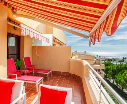 Foto de la terraza amueblada con vistas al mar ya los alrededores de este apartamento.