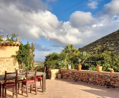 Agradable terraza con mobiliario y vistas a las montañas de este acogedor alojamiento rural.