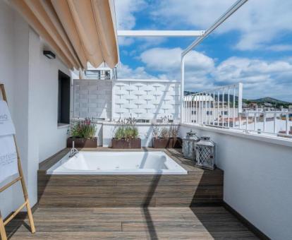 Bañera de hidromasaje privada en la terraza de la habitación doble premium del hotel.