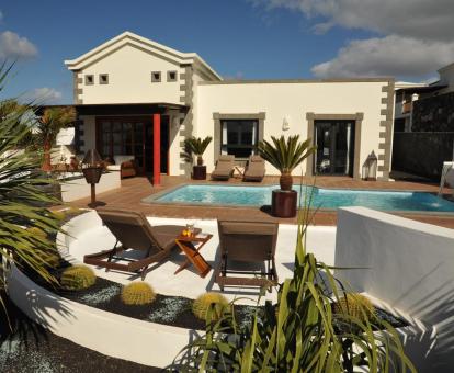 Foto de esta preciosa villa con piscina privada y terrazas.