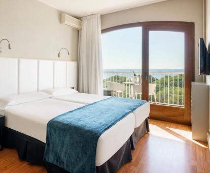 Foto de las instalaciones de este hotel con vistas al mar.