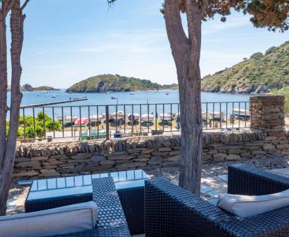 Foto de las instalaciones de este hotel con vistas al mar.