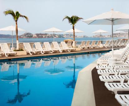 Foto de la piscina al aire libre con vistas al mar de este hotel todo incluido.