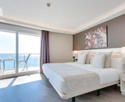 Foto de una de las habitaciones con terraza privada y vistas al mar.
