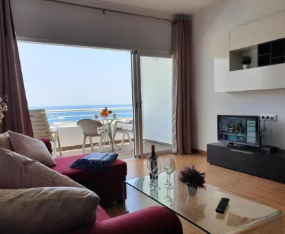 Foto del interior de este apartamento con vistas al mar.