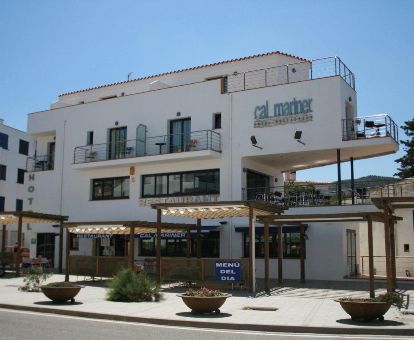 Edificio de este hotel con restaurante y terraza muy cerca de la playa.
