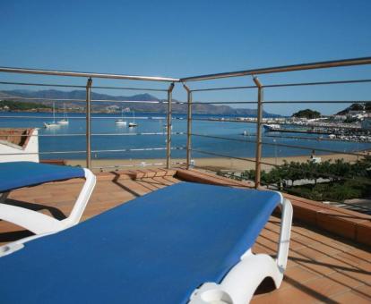 Foto de las instalaciones de este hotel con vistas al mar.