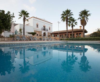 Coqueto hotel ideal para parejas con gran piscina al aire libre.