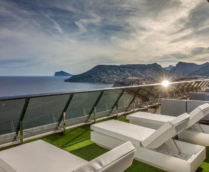 Agradable terraza solarium con tumbonas y fabulosas vistas al mar y al paisaje.
