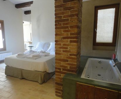 Una de las habitaciones con bañera de hidromasaje privada de este hotel rural.