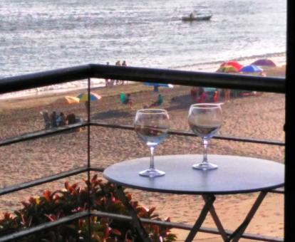 Foto de las instalaciones de este hotel con vistas al mar.