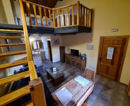 Interior de una de las casas rurales con jacuzzi privado de este alojamiento.