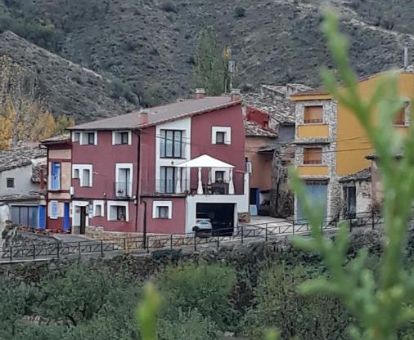 Edificio de este complejo de apartamentos en un tranquilo entorno ideal para explorar y desconectar de la rutina.
