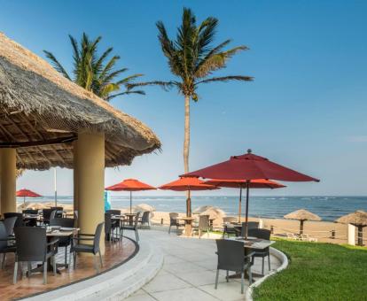 Foto de las instalaciones de este hotel frente al mar.