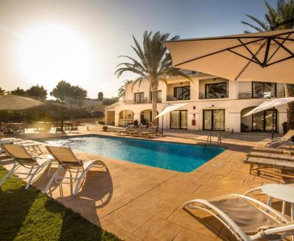 Foto de la piscina al aire libre disponible todo el año de este establecimiento.