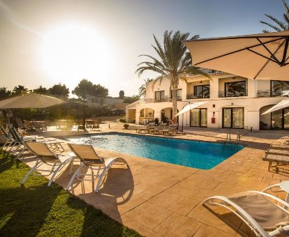 Edificio de este hermoso hotel rural con piscina y terraza solarium en un tranquilo entorno para descansar.