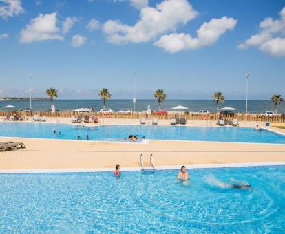 Foto de las instalaciones de este hotel con vistas al mar.