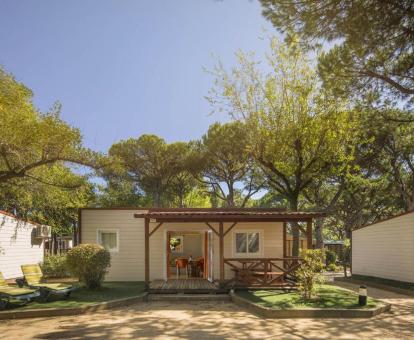 Foto de las instalaciones de este hotel con vistas al mar.