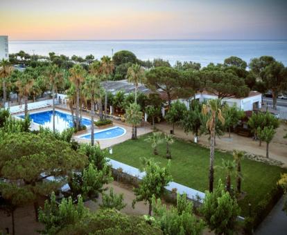 Foto de las instalaciones de este hotel con vistas al mar.