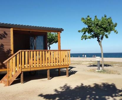 Foto de las instalaciones de este hotel con vistas al mar.