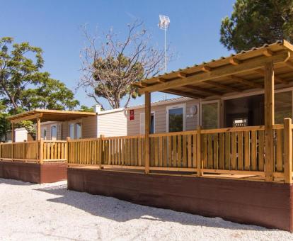 Foto de los bungalows con terraza privada de este camping junto al mar.