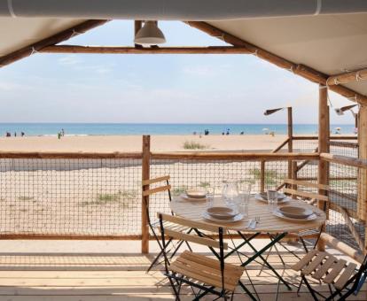 Foto de las instalaciones de este hotel con vistas al mar.